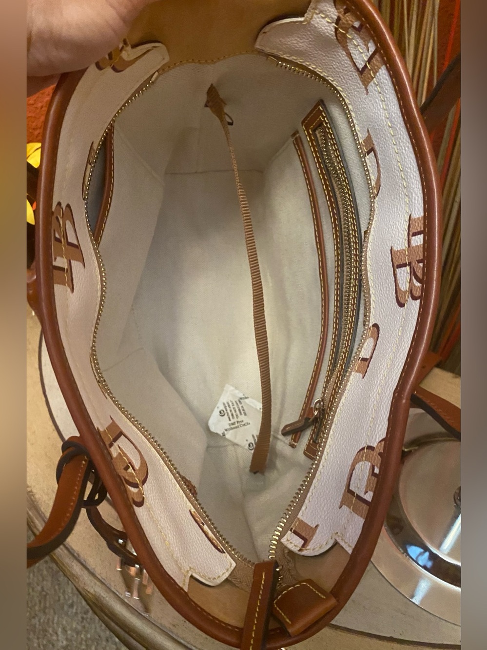 Dooney & Bourke - LIKE NEW - Monogram Tote in beige/ivory with tan leather trim - Picture 5 of 16